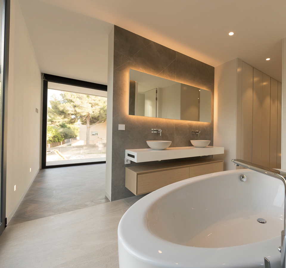 inHAUS luxury homes: en-suite bathroom with access to walk-in closet