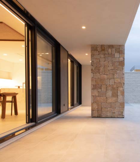 Materialien und Stein in der Fassade eines Luxus-Modularhauses von Villen inHAUS