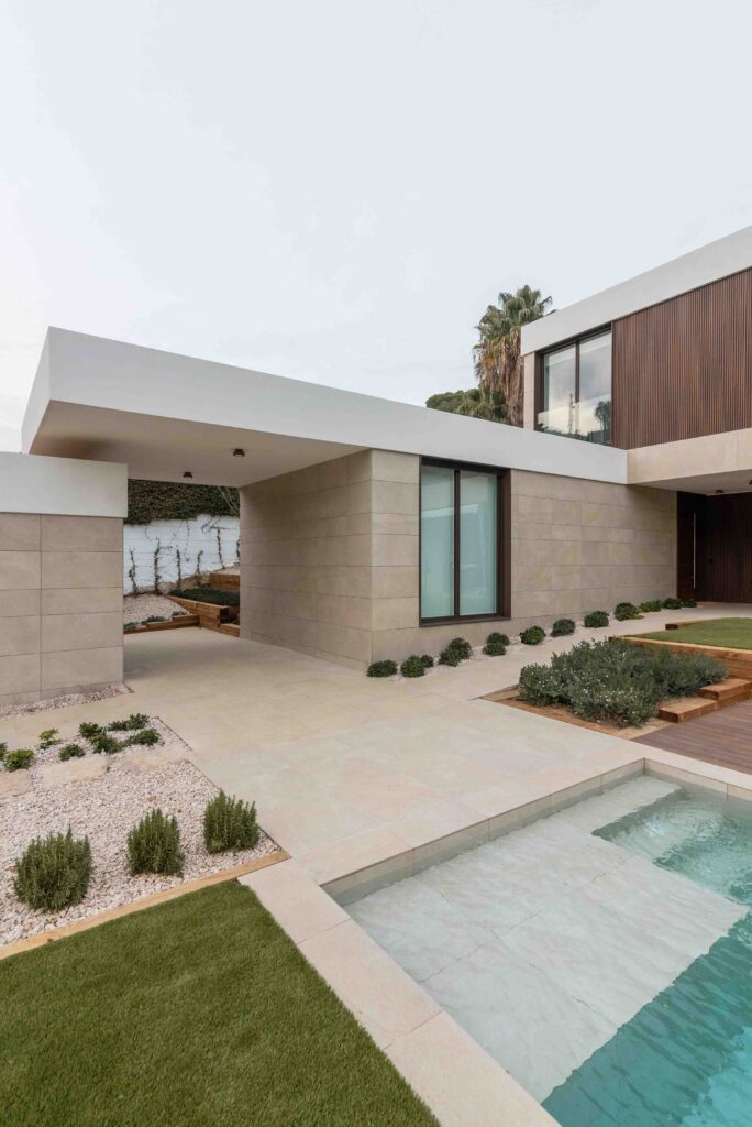Freitragende Fassade eines Luxus-Modularhauses in Maresme, Spanien