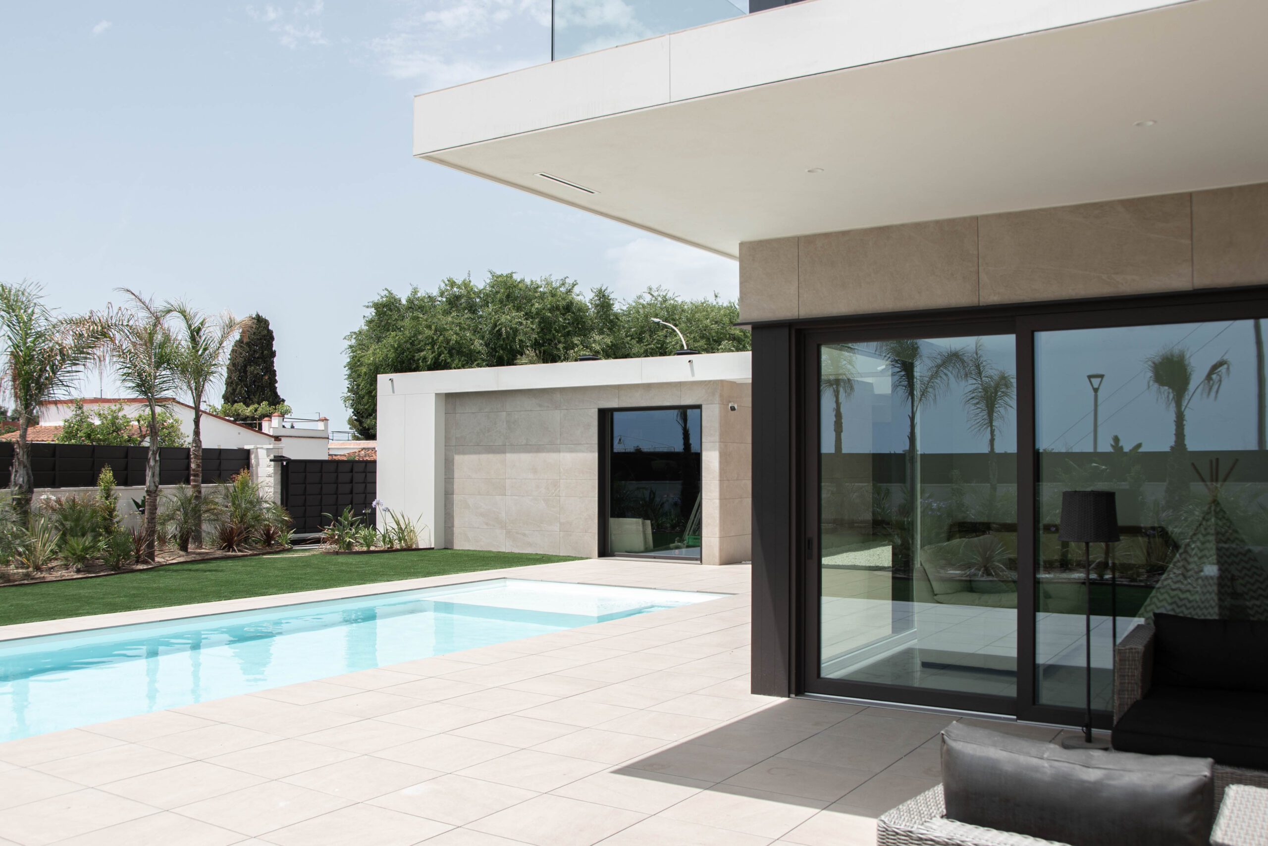 modernes-modulhaus-mit-schwimmbad-luxus-spanien