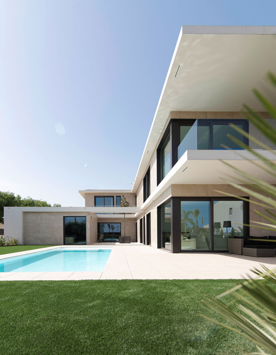 modulhaus-mit-schwimmbad-luxus-spanien