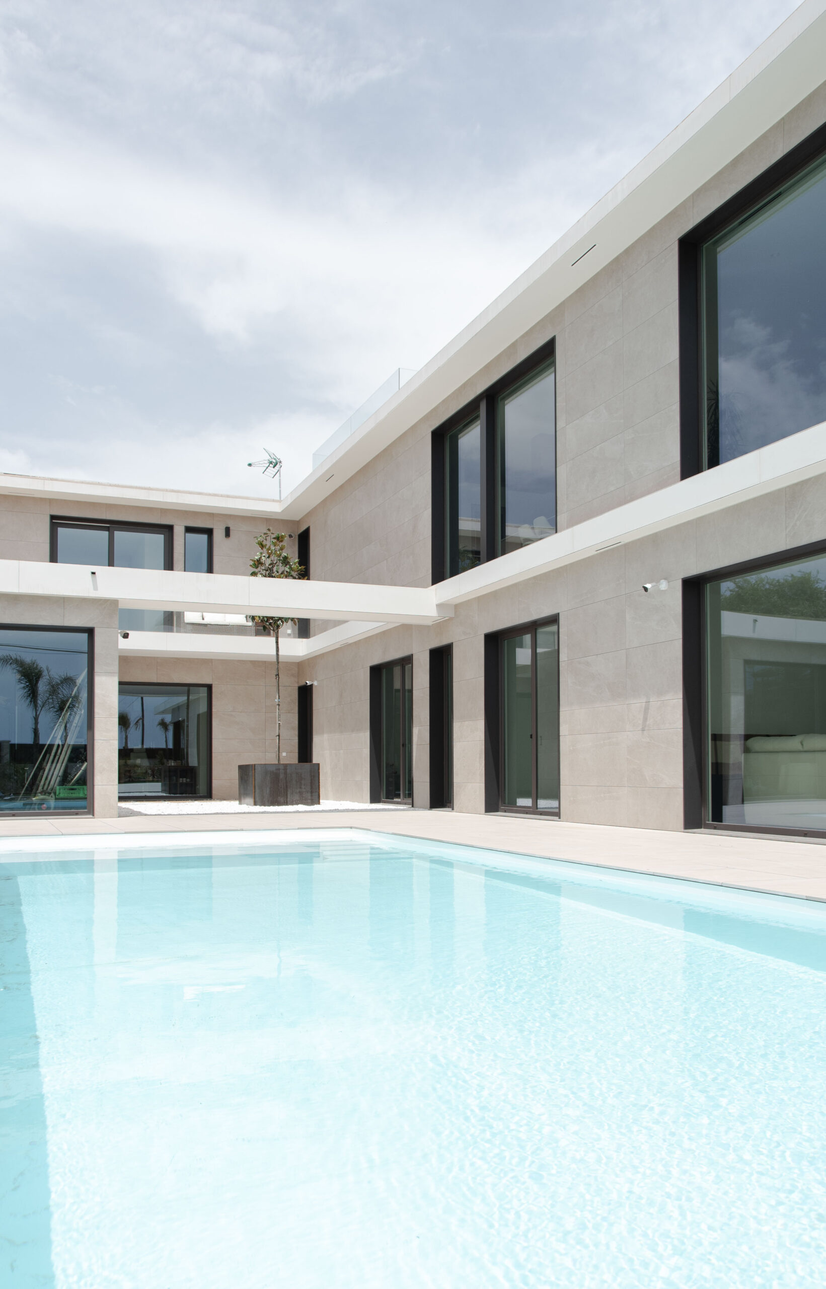 modulhaus-mit-schwimmbad-luxus-spanien