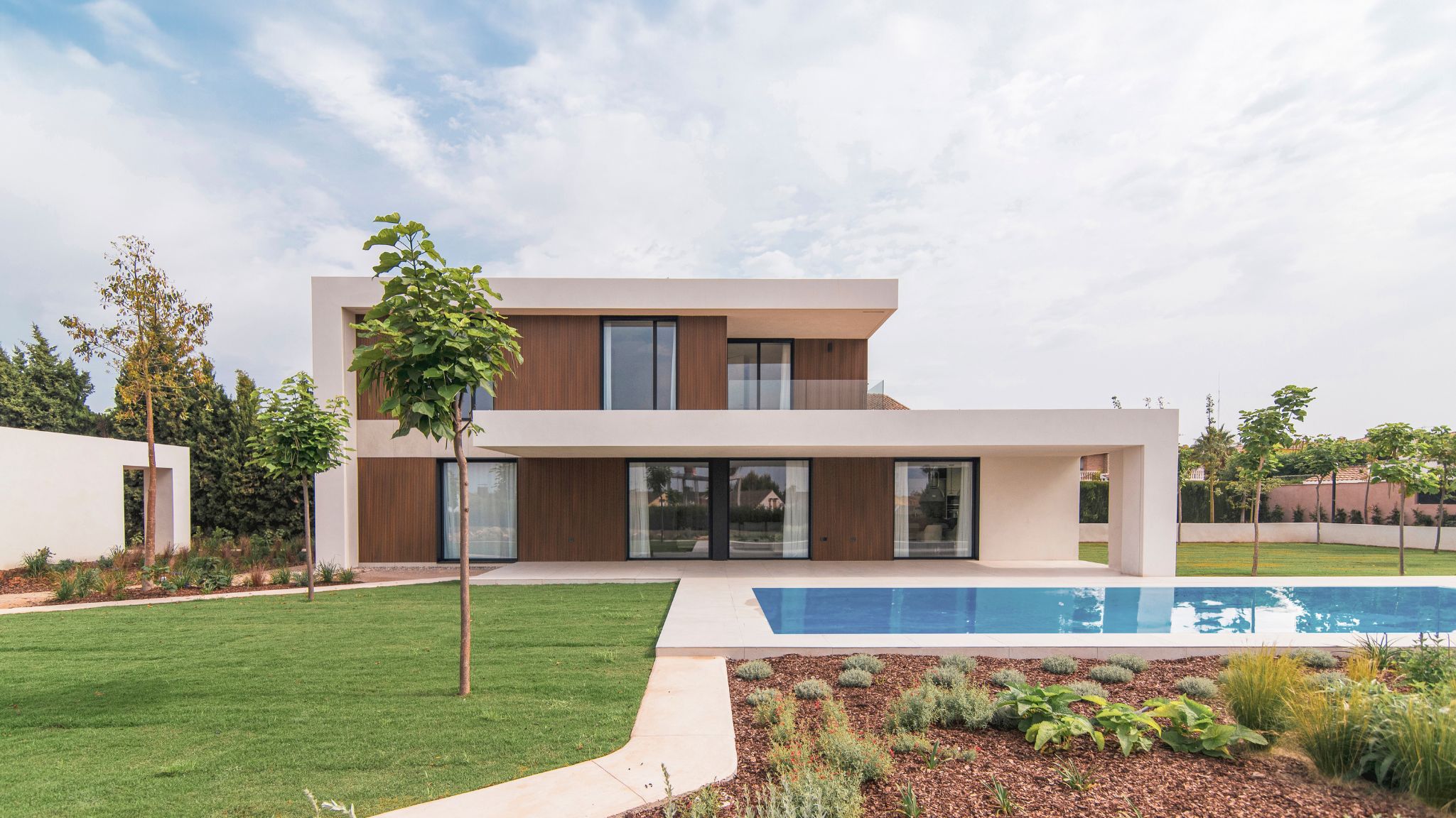 Modernes Luxusvilla in Valencia - spektakuläre Fassade mit See