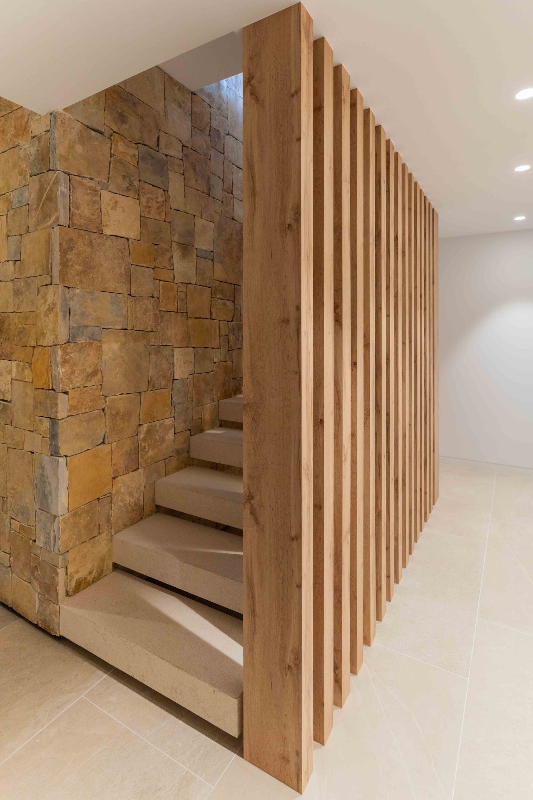Design und Innenarchitektur mit Naturstein und technologischen Holztreppen in einem Luxushaus