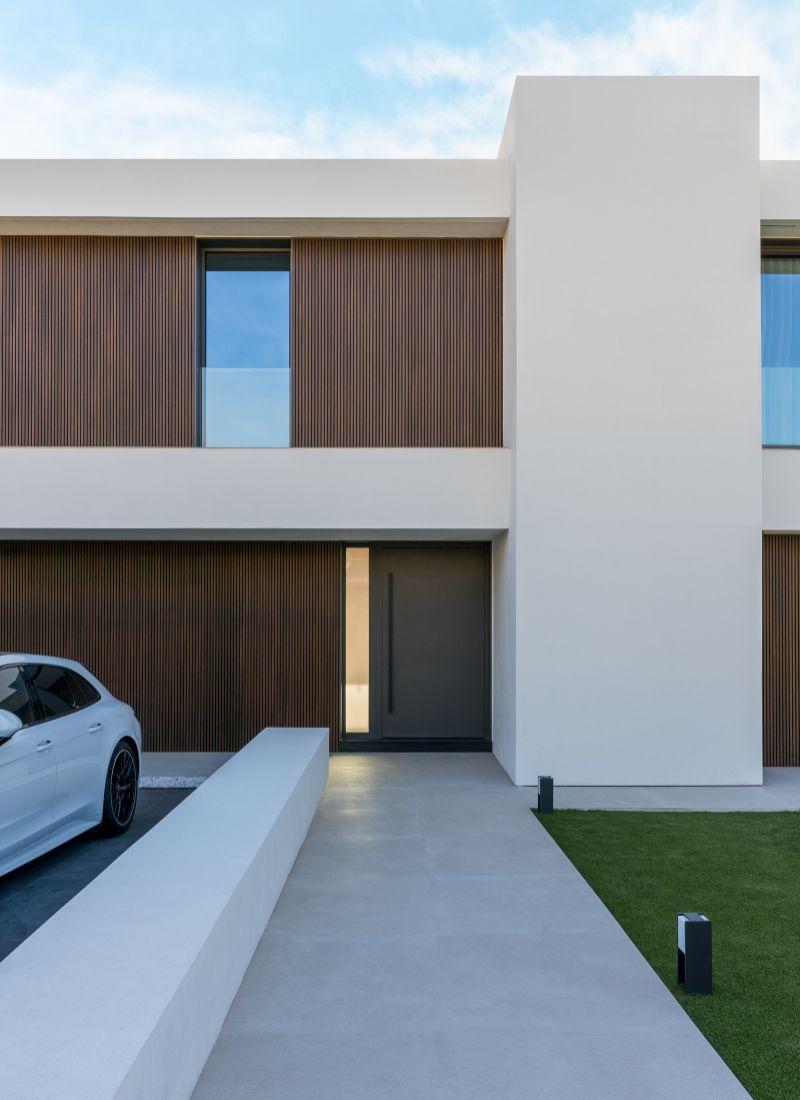Holzdrehtür als Eingang zu einem luxuriösen Haus