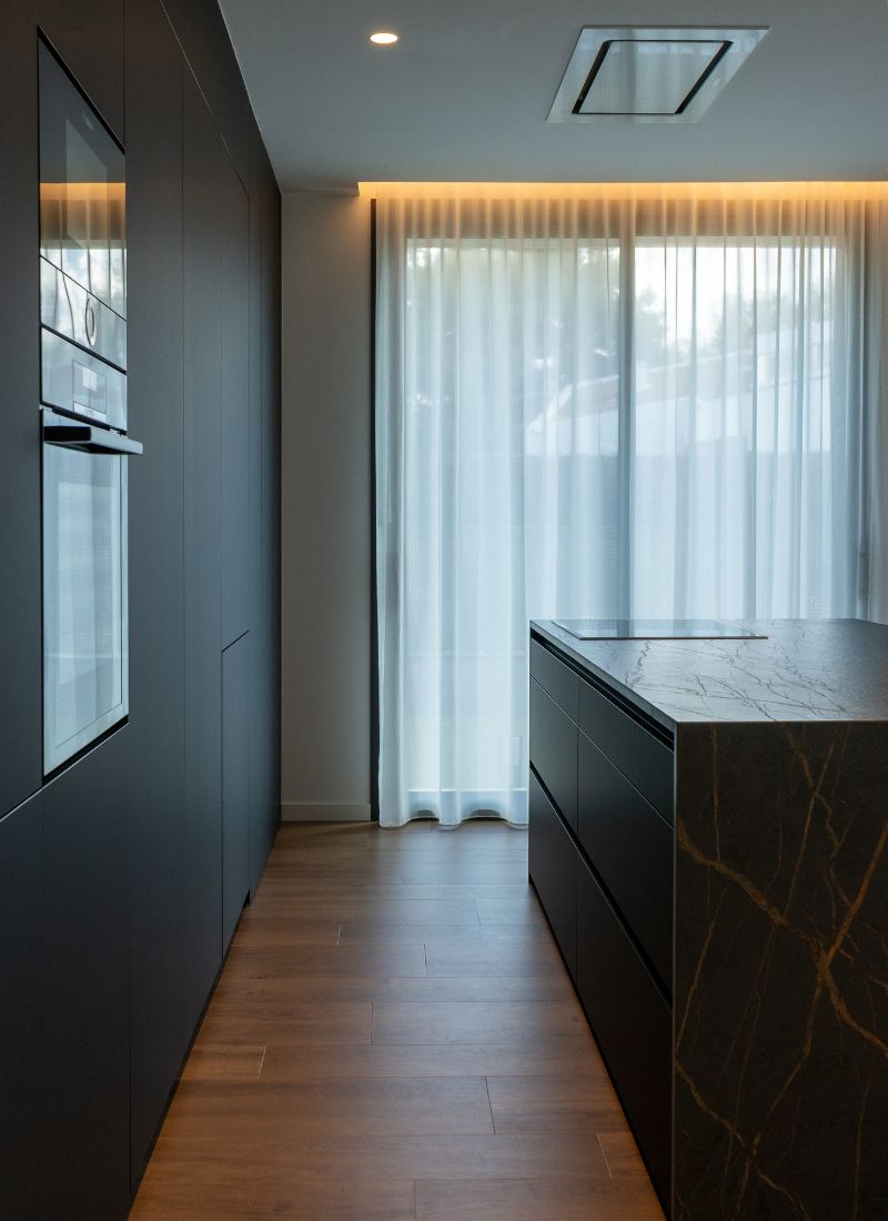 Luxuriöse Küche mit Natursteininsel von Santos und Porcelanosa von Villen inHAUS