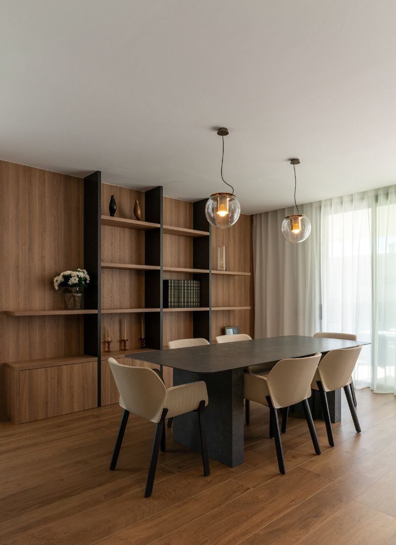 Ein Naturholz-Wohnzimmer mit einem Innenarchitekturprojekt eines Architekten