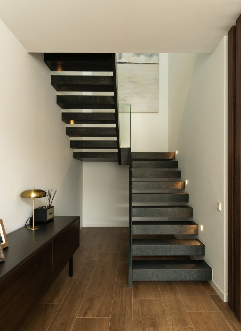 Porcelanosa Treppen aus dunklem Porzellan in einer Luxuswohnung