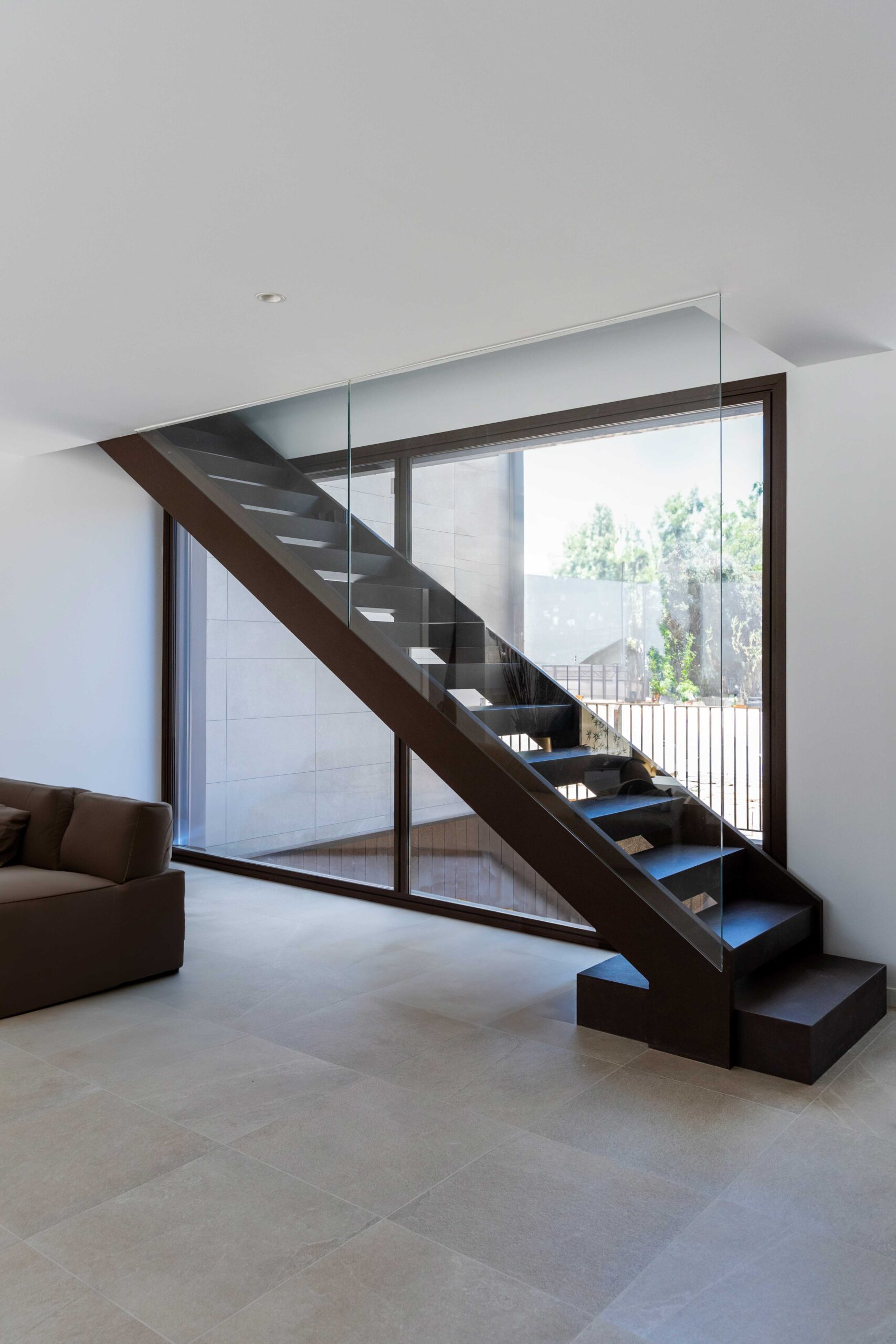 Modernes Innendesign in einer Luxuswohnung, freitragende, mittig angeordnete Treppe