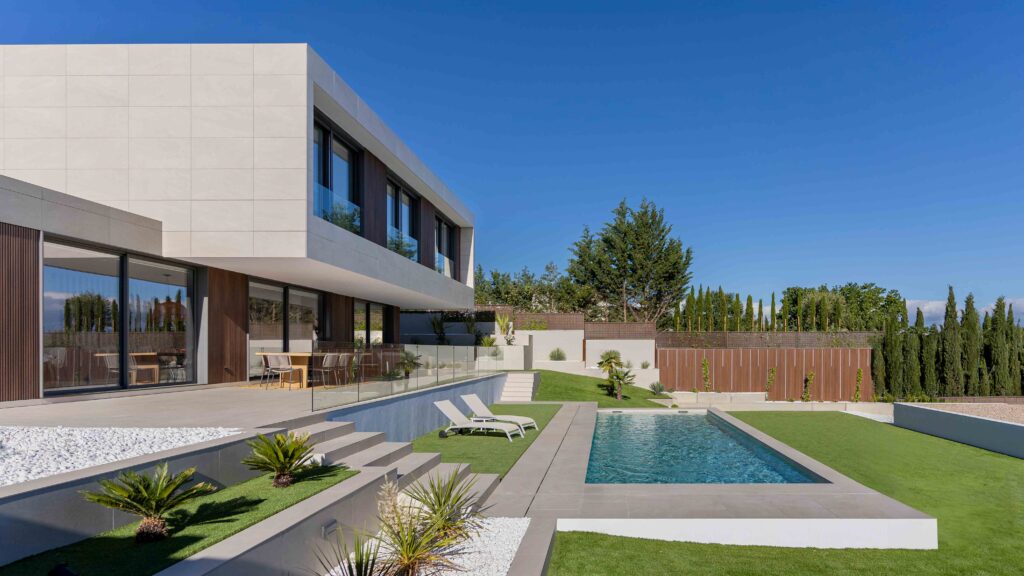 Fassade mit Ubërhang und Garten, Swimmingpool - Modernes luxushaus in Spanien, Madrid