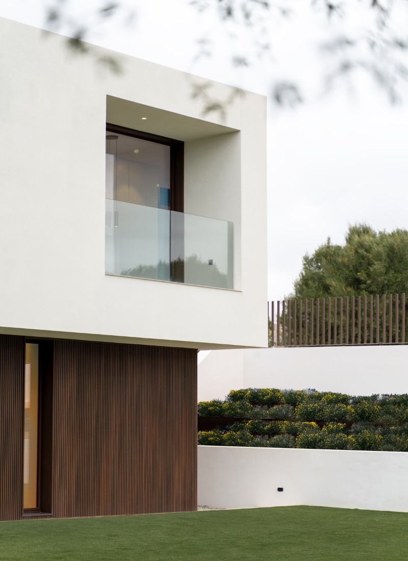 Architektonisches Detail aus Holz an der Fassade eines Modulhauses