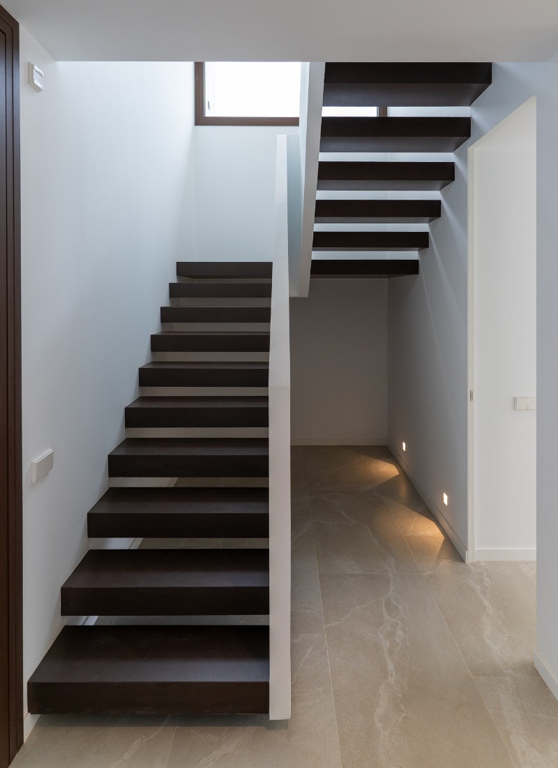 Schwarze Holztreppen in einem Luxushaus