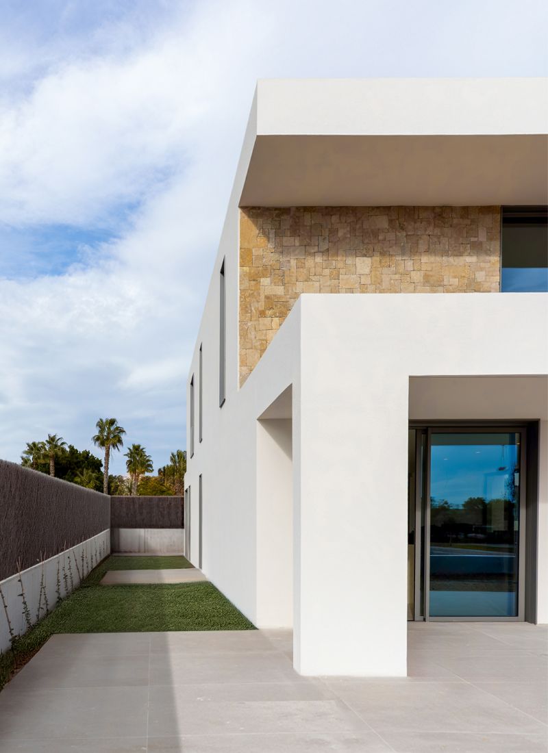 Fassade mit Naturstein und weißer Einlagenschicht