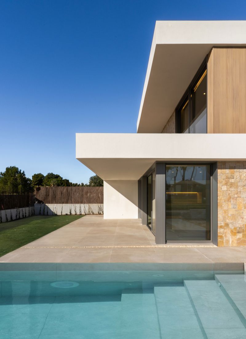 Fassade eines modularen Hauses mit Naturstein und Holz