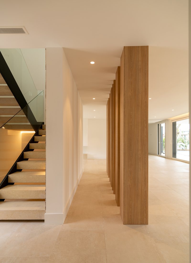 Holztreppe trennende saulen modulhaus