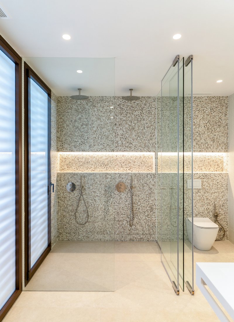 Integrierte Dusche im Badezimmer