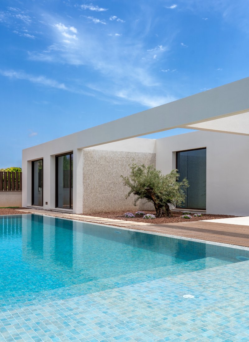 Villa mit Pool und Auskragungen