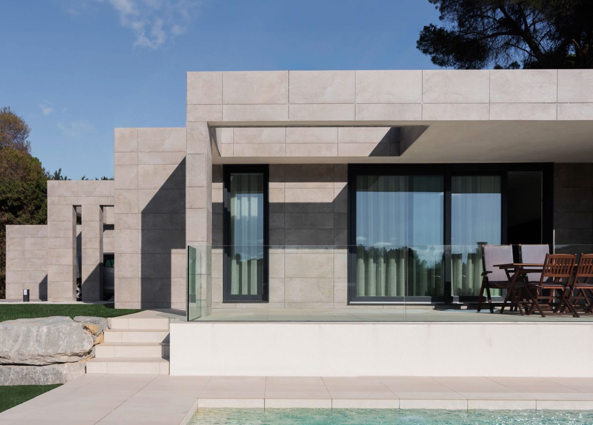 Nordisches-Modulares-Haus-Barcelona-Fassade