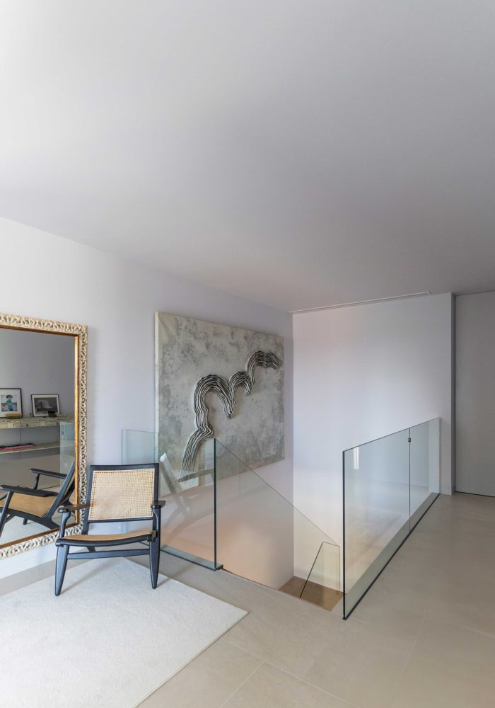 Innenarchitektur im Leseraum neben der Treppe in einem luxuriösen modularen Haus in Spanien, Madrid
