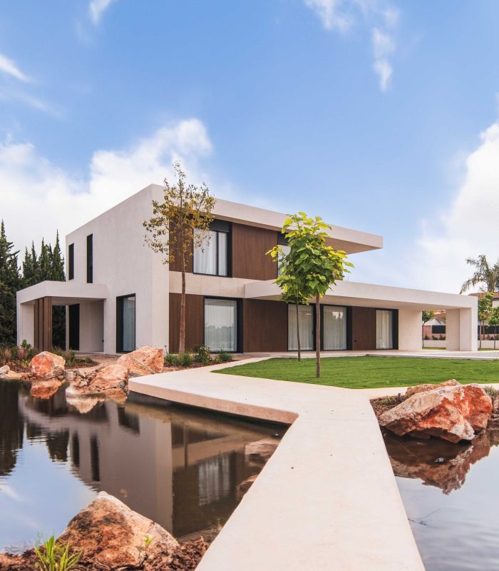 Modernes Luxusvilla in Valencia - spektakuläre Fassade mit See